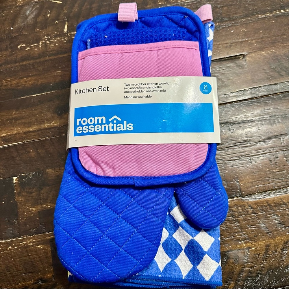 Room Essentials Blue and Pink Kitchen Set (T4021)